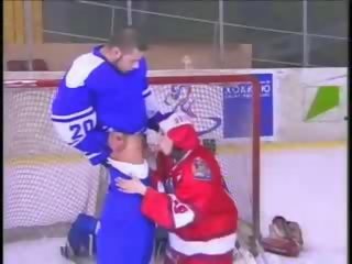 Лед hockey играя и чукане видео