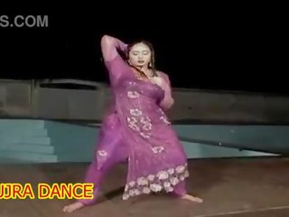 Новий mujra в дощ вологий