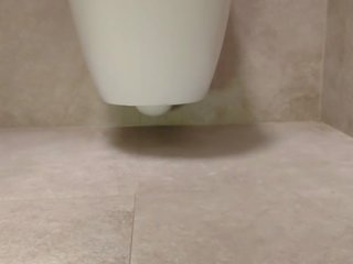 Zvodný chodidlá v the toaleta